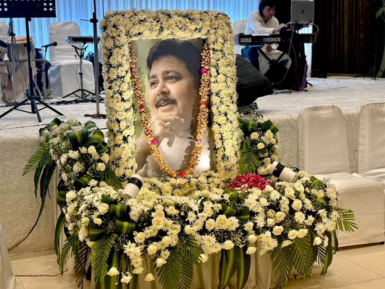 Shatrughan Sinha, पूनम ढिल्लों, रजा मुराद, अन्य लोग सतीश शाह की प्रार्थना सभा में हुए शामिल Shatrughan Sinha, पूनम ढिल्लों, रजा मुराद, अन्य लोग सतीश शाह की प्रार्थना सभा में हुए शामिल