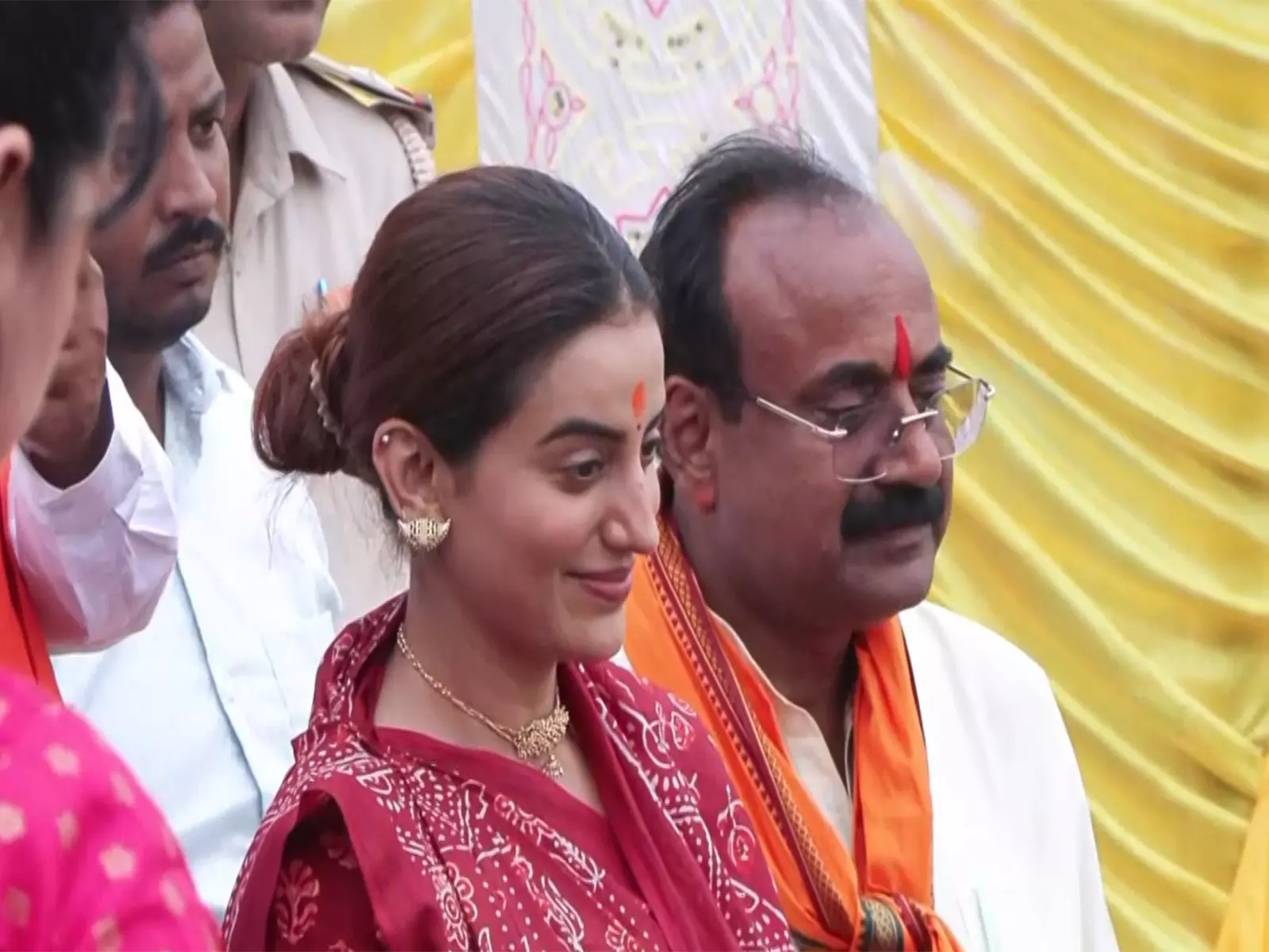 Bihar: अक्षरा सिंह ने परिवार के साथ छठ पूजा मनाई, घाट पर भक्ति गीत गाए Bihar: अक्षरा सिंह ने परिवार के साथ छठ पूजा मनाई, घाट पर भक्ति गीत गाए
