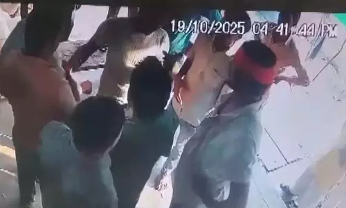 गुर्गों को लेकर दूध कारोबारी के दुकान में घुसे पार्षद, जमकर हमला बोला