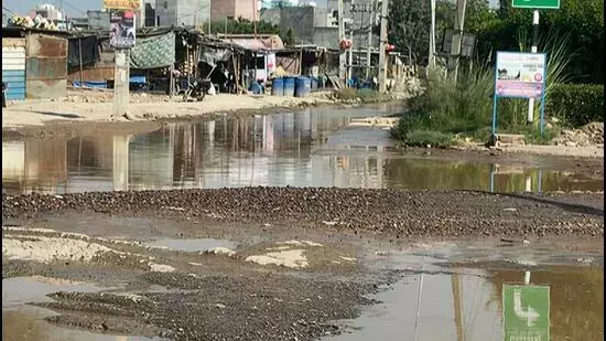 Reporter’s diary: गुरुग्राम की ऊंची इमारतों के पीछे एक शहर छिपा Reporter’s diary: गुरुग्राम की ऊंची इमारतों के पीछे एक शहर छिपा