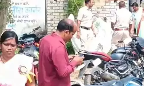धर्म परिवर्तन करा रहे दंपति समेत 6 अरेस्ट, प्रार्थना सभा में पुलिस की रेड धर्म परिवर्तन करा रहे दंपति समेत 6 अरेस्ट, प्रार्थना सभा में पुलिस की रेड