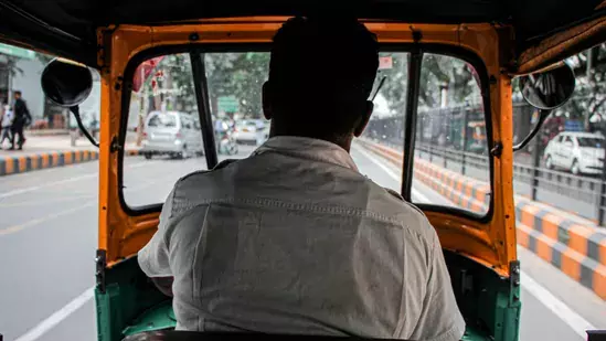 Bengaluru के ऑटो ड्राइवर ने महिला यात्री के खोए हुए ईयरफोन लौटाकर जीता दिल Bengaluru के ऑटो ड्राइवर ने महिला यात्री के खोए हुए ईयरफोन लौटाकर जीता दिल