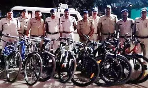 Smiles returned to their faces when the stolen bicycles were recovered; the children thanked the police. Smiles returned to their faces when the stolen bicycles were recovered; the children thanked the police.