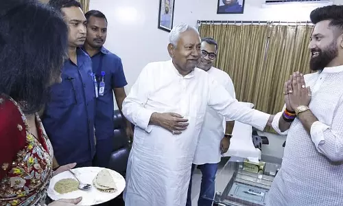 Bihar : मुख्यमंत्री नीतीश कुमार छठ पूजा के लिए चिराग पासवान के घर गए Bihar : मुख्यमंत्री नीतीश कुमार छठ पूजा के लिए चिराग पासवान के घर गए