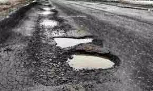 Pulwama गांव की सड़क जर्जर, निवासियों ने तत्काल मरम्मत की मांग की