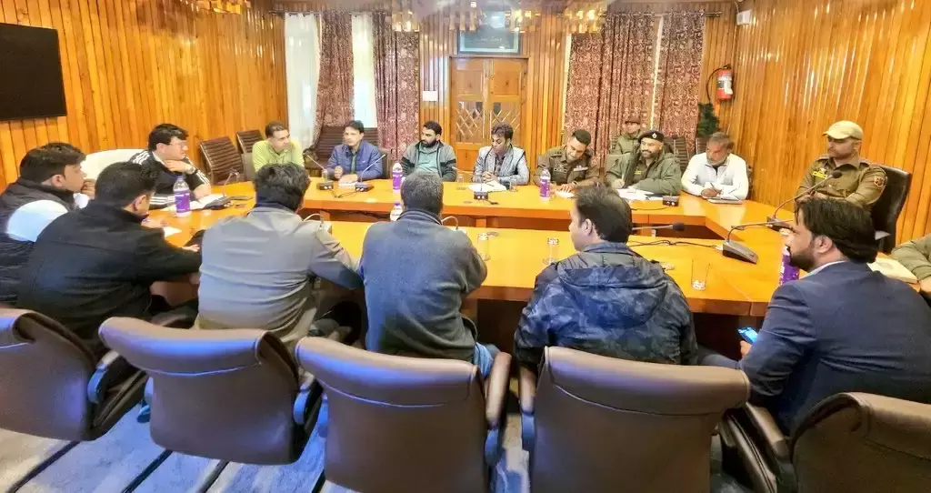 Gulmarg: बारामुल्ला उपायुक्त ने गुलमर्ग में सर्दियों की प्लानिंग की समीक्षा की Gulmarg: बारामुल्ला उपायुक्त ने गुलमर्ग में सर्दियों की प्लानिंग की समीक्षा की