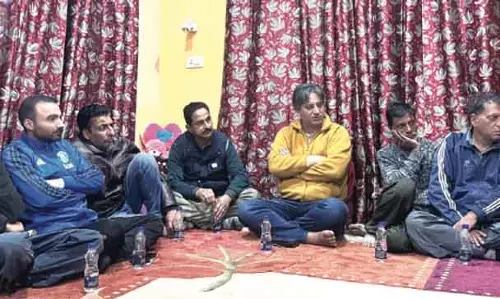 आरिफ लैगारू ने हब्बा कदल में कार्यकर्ताओं की बैठक की