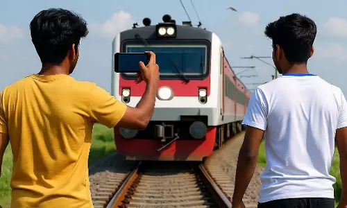 Jalgaon में रील बनाते समय अहमदाबाद-हावड़ा एक्सप्रेस की चपेट में आने से 2 टीनएजर की मौत Jalgaon में रील बनाते समय अहमदाबाद-हावड़ा एक्सप्रेस की चपेट में आने से 2 टीनएजर की मौत