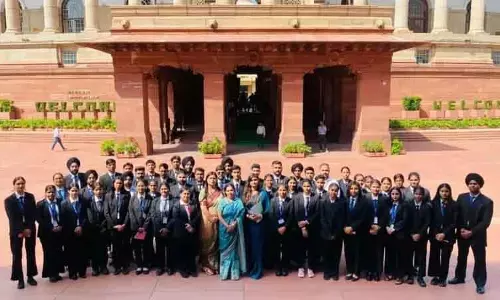 Srinagar आर्यन्स के कानून के छात्रों ने संसद का दौरा किया