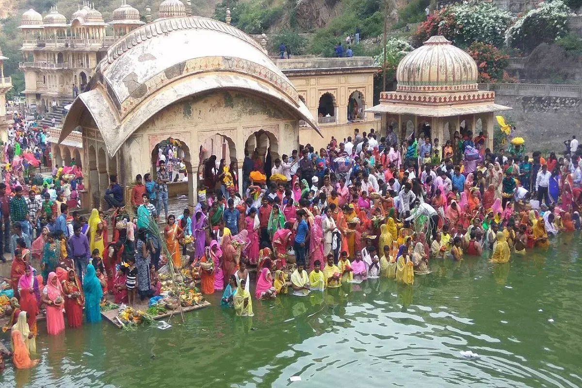 Jaipur: गलता जी में छठ पूजा की धूम, जनसैलाब तैयार Jaipur: गलता जी में छठ पूजा की धूम, जनसैलाब तैयार