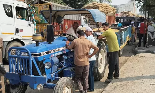 करनाल अनाज मंडी के बाहर अराजकता और आक्रोश का माहौल, किसान गेट पास का इंतजार कर रहे