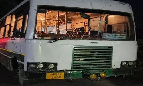 Himachal: पुलिस थाने के पास बस ड्राइवर और कंडक्टर पर जानलेवा हमला Himachal: पुलिस थाने के पास बस ड्राइवर और कंडक्टर पर जानलेवा हमला