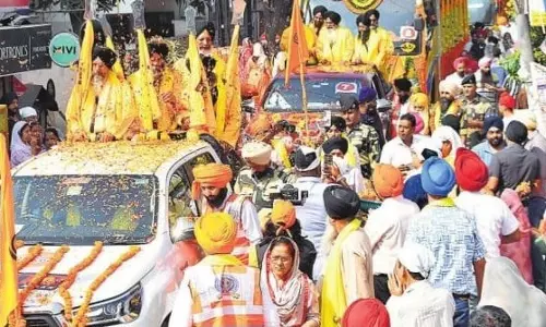 Bareilly: श्रद्धा के साथ गुरु चरण यात्रा का हुआ भव्य स्वागत Bareilly: श्रद्धा के साथ गुरु चरण यात्रा का हुआ भव्य स्वागत