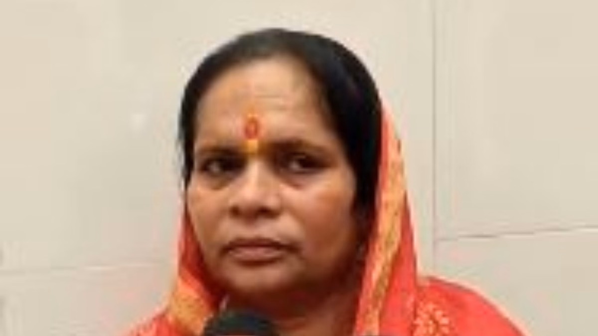 Bareilly: बुर्का बैन की मांग, साध्वी प्राची ने सपा को बताया हिंदू विरोधी