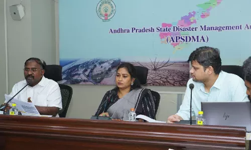 Andhra Pradesh तट के पास चक्रवात मोन्था के मंगलवार को लैंडफॉल की चेतावनी