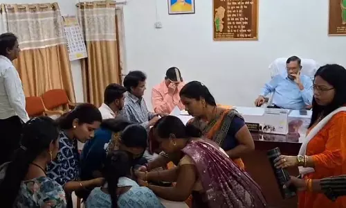 नौकरी जाने पर बेहोश हुई महिला टीचर, DEO पर मनमानी का आरोप