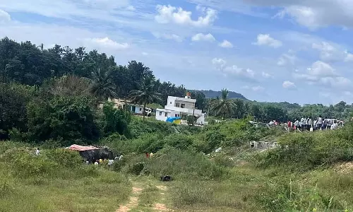 कंटेनर खाई में गिरा: दो लोगों की मौत