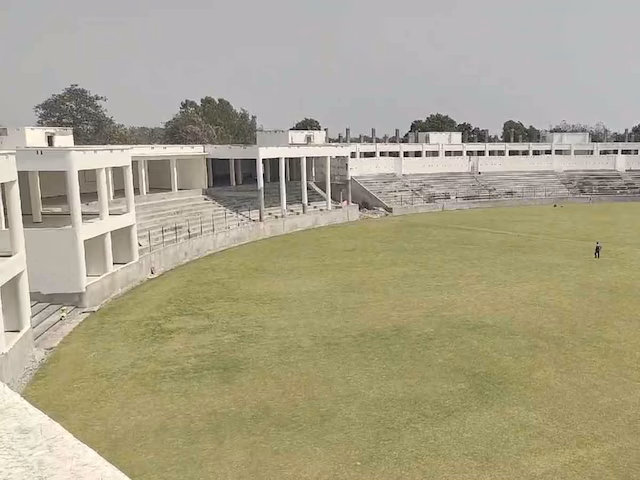 Auraiya: मंडी समिति मैदान में चमकी क्रिकेट की रौनक Auraiya: मंडी समिति मैदान में चमकी क्रिकेट की रौनक