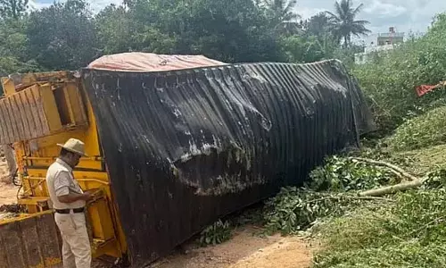 Bengaluru : कंटेनर ट्रक पलटने से दो लोगों की मौत, चार घायल