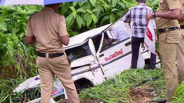 Kerala: त्रिशूर में पुलिस जीप पलटी, अभिनेता हमले की जांच अधिकारी घायल