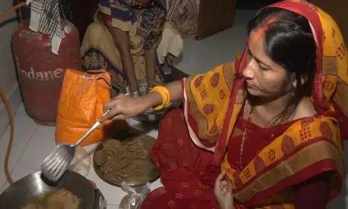 छठ पूजा का तीसरा दिन: डूबते सूर्य को अर्घ्य देने की तैयारी, महिलाओं ने बनाया ठेकुआ प्रसाद छठ पूजा का तीसरा दिन: डूबते सूर्य को अर्घ्य देने की तैयारी, महिलाओं ने बनाया ठेकुआ प्रसाद