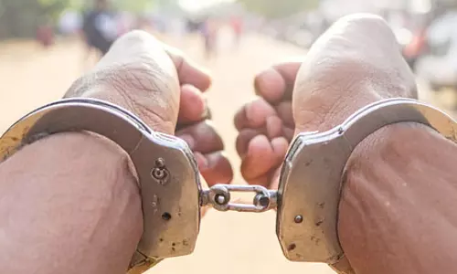 दिवाली की रात पुलिस पर गोली चलाने का आरोपी गिरफ्तार, पूछताछ जारी दिवाली की रात पुलिस पर गोली चलाने का आरोपी गिरफ्तार, पूछताछ जारी