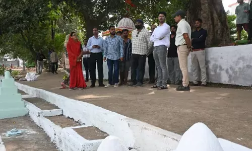 कलेक्टर ने पिपराहा तालाब में छठ घाट की तैयारियों का लिया जायजा
