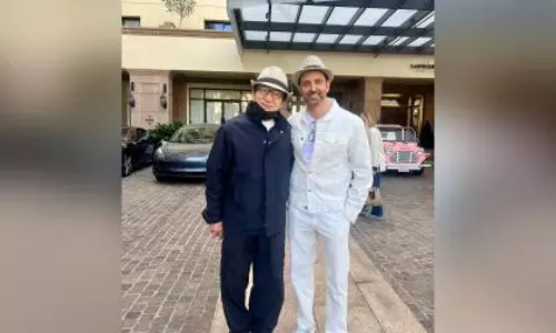 Hrithik Roshan ने जैकी चैन से मुलाकात की, तस्वीर खिंचवाई