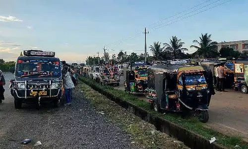 गारमेंट वर्कर्स की असुरक्षित सवारी: मौत का रास्ता गारमेंट वर्कर्स की असुरक्षित सवारी: मौत का रास्ता