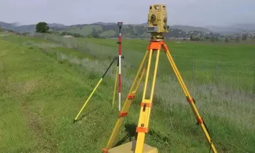 बहन surveyor है.. भाई ऑपरेटर है.. सर्वे के नाम पर अवैध वसूली