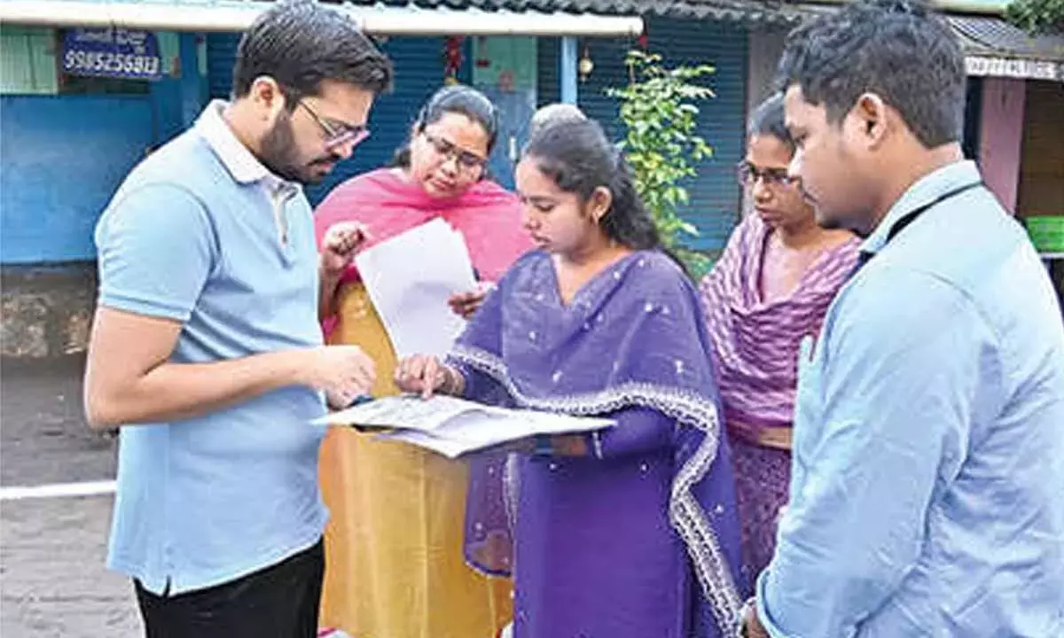 Andhra: आयुक्त ने स्वच्छता कार्यों का निरीक्षण किया Andhra: आयुक्त ने स्वच्छता कार्यों का निरीक्षण किया