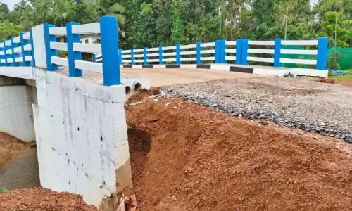 Kerala : पुल खुल गया था, लेकिन यात्रा की दिक्कतें हल नहीं हुई Kerala : पुल खुल गया था, लेकिन यात्रा की दिक्कतें हल नहीं हुई
