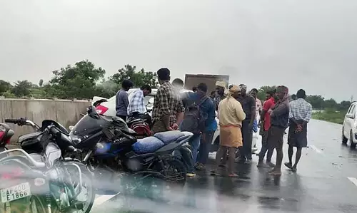Andhra : कुरनूल घटना में मृतक के अंतिम संस्कार में शामिल होने के दौरान सड़क दुर्घटना Andhra : कुरनूल घटना में मृतक के अंतिम संस्कार में शामिल होने के दौरान सड़क दुर्घटना