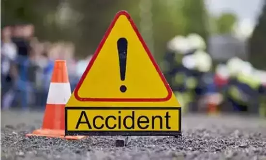 Kurnool में कंटेनर वाहन अनियंत्रित होकर पलटा, 3 कारें क्षतिग्रस्त