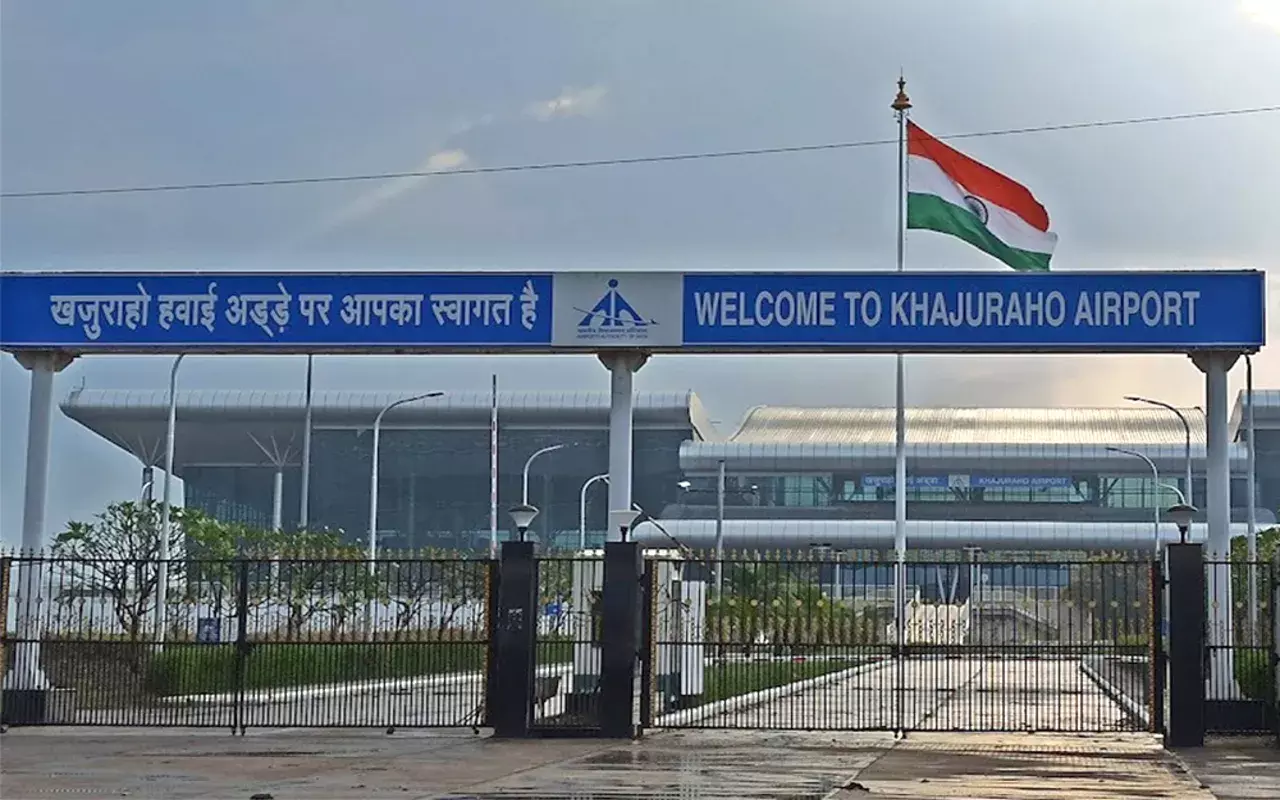 Chhatarpur: खजुराहो एयरपोर्ट से दिल्ली व बनारस की सीधी उड़ान की शुरुआत