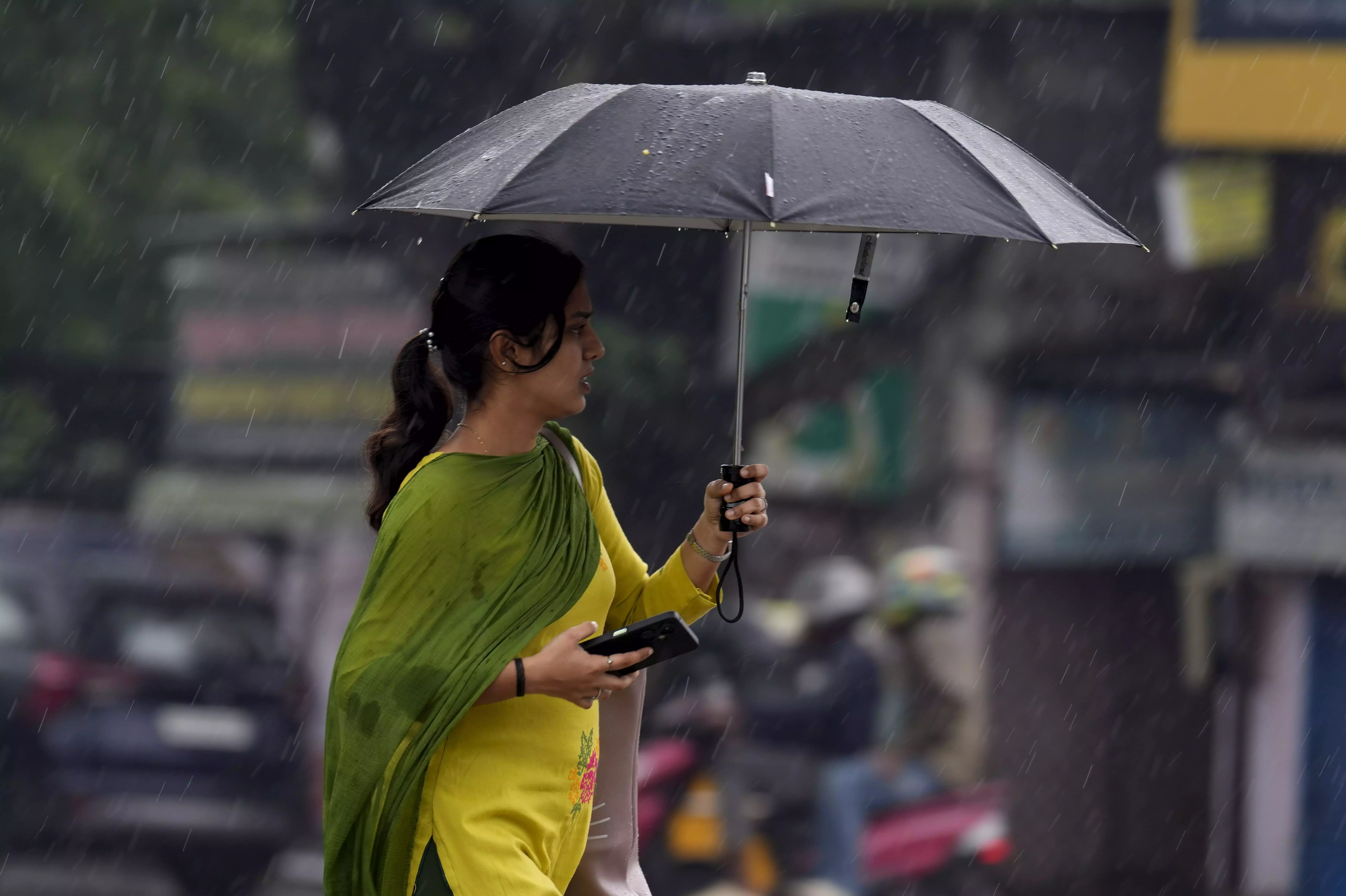 चक्रवात मोन्था IMD ने आंध्र प्रदेश में रेड अलर्ट जारी किया