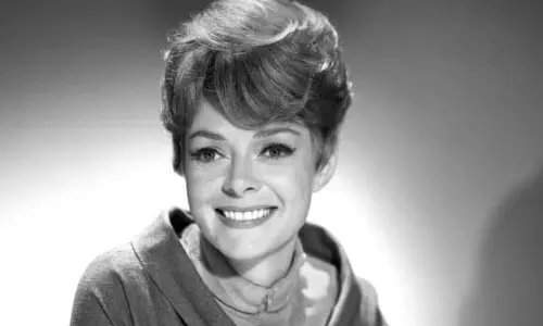 लैसी और लॉस्ट इन स्पेस की स्टार June Lockhart का 100 वर्ष की आयु में निधन लैसी और लॉस्ट इन स्पेस की स्टार June Lockhart का 100 वर्ष की आयु में निधन