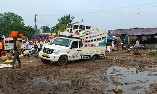 हट्टी गोल्ड माइन: साप्ताहिक बाज़ार बदबूदार और गंदा है हट्टी गोल्ड माइन: साप्ताहिक बाज़ार बदबूदार और गंदा है