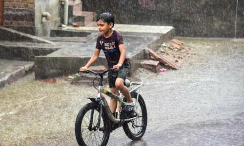 चक्रवात मोंथा के असर से कई जिलों में भारी बारिश की चेतावनी चक्रवात मोंथा के असर से कई जिलों में भारी बारिश की चेतावनी