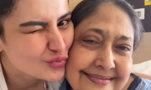 Zareen Khan ने अपनी माँ के स्वास्थ्य की जानकारी साझा की