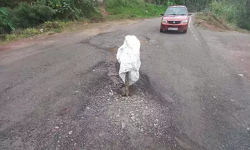 बालूर-होरनाडु सड़क पर गड्ढे: हर दिन एक दुर्घटना