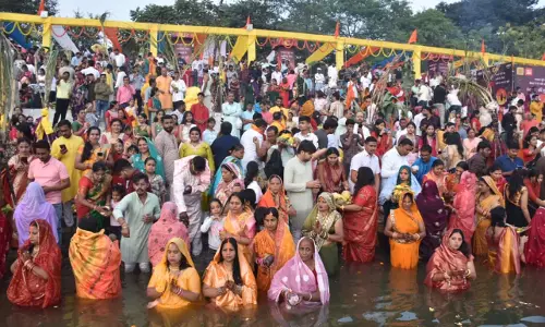रायपुर में छठ पूजा के व्रतियों ने ढलते सूर्य को दिया अर्घ्य रायपुर में छठ पूजा के व्रतियों ने ढलते सूर्य को दिया अर्घ्य