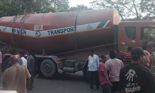 चारमाडी घाट में टैंकर फंसा: ट्रैफिक बाधित
