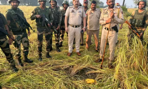 Jammu: अंतरराष्ट्रीय सीमा के पास पाकिस्तानी ड्रोन से बरामद हुई हेरोइन Jammu: अंतरराष्ट्रीय सीमा के पास पाकिस्तानी ड्रोन से बरामद हुई हेरोइन