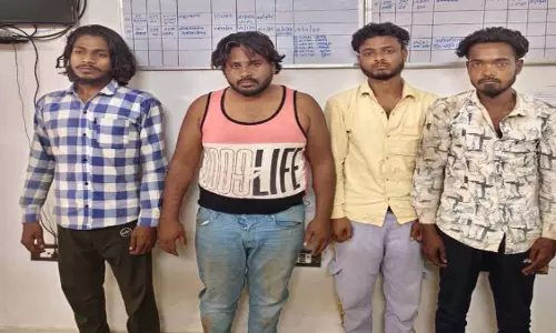 वायरल वीडियो से खुला लूटपाट गैंग का राज, राहगीरों से की थी लूट, 4 गिरफ्तार वायरल वीडियो से खुला लूटपाट गैंग का राज, राहगीरों से की थी लूट, 4 गिरफ्तार