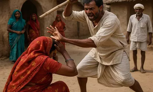 गांव में महिला पर बांस के डंडे से हमला, मचा हड़कंप गांव में महिला पर बांस के डंडे से हमला, मचा हड़कंप