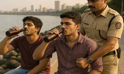 पब्लिक प्लेस पर शराब पीते 2 युवक गिरफ्तार पब्लिक प्लेस पर शराब पीते 2 युवक गिरफ्तार