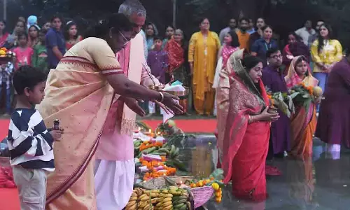 राष्ट्रपति द्रौपदी मुर्मू राष्ट्रपति भवन में छठ पूजा समारोह में शामिल हुईं राष्ट्रपति द्रौपदी मुर्मू राष्ट्रपति भवन में छठ पूजा समारोह में शामिल हुईं
