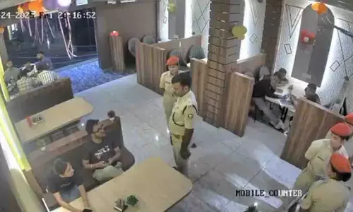 Bihar: कटिहार में एक रेस्टोरेंट में पुलिस अधिकारी ने भाई-बहन से की बदसलूकी Bihar: कटिहार में एक रेस्टोरेंट में पुलिस अधिकारी ने भाई-बहन से की बदसलूकी