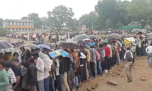 Shivpuri में भारी बारिश के बीच खाद के लिए लंबी कतारों में इंतजार करते किसान Shivpuri में भारी बारिश के बीच खाद के लिए लंबी कतारों में इंतजार करते किसान